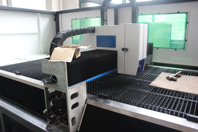 Machine de découpe laser de tôle IPG 700w Chine Fabricant